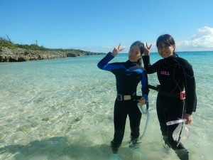 新しいウェットスーツでシュノーケル