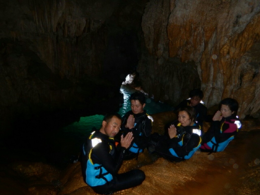 緑色の洞窟の鍾乳洞ツアー