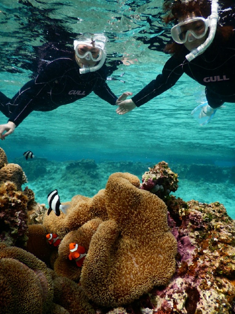 姉妹でニモとシュノーケル写真