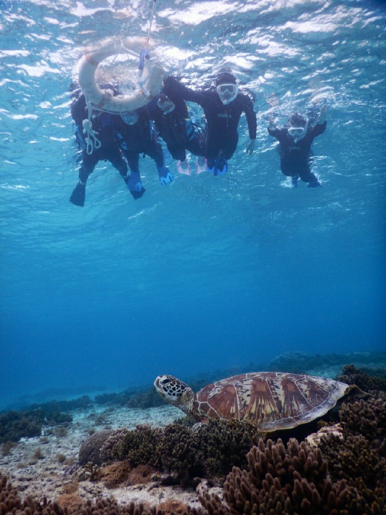 浮き輪につかまり宮古島でシュノーケルデビュー