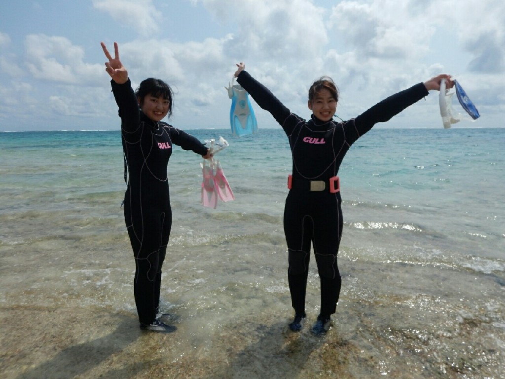 宮古島のビーチでハイテンションな二人