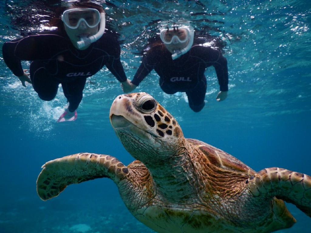 宮古島で笑顔でシュノーケル