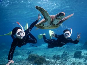 二人で宮古島のウミガメにピース