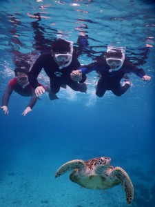 ３人一緒にウミガメシュノーケル