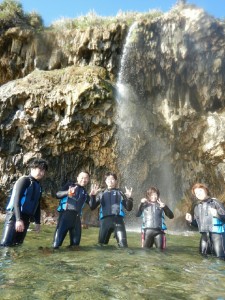 鍾乳洞ツアーで幻の滝も出現