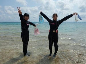 宮古島のビーチでハイテンションな二人