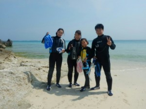 家族の記念写真を宮古島ビーチで